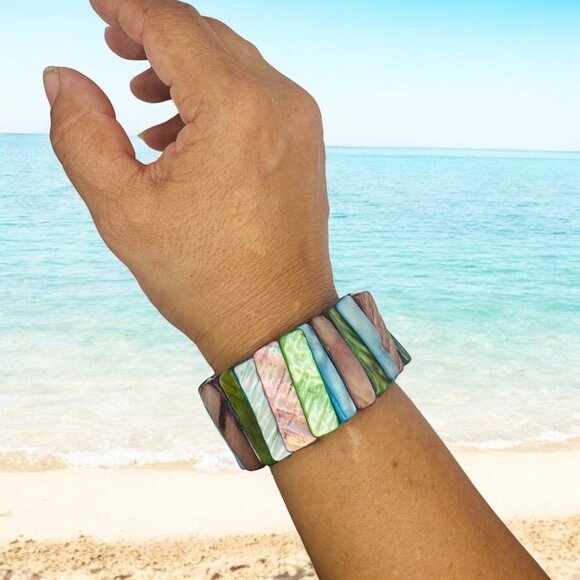 Vintage Mother-Of-Pearl Stretch Bracelet With Multicolor Shell Design - Picture 2 of 7